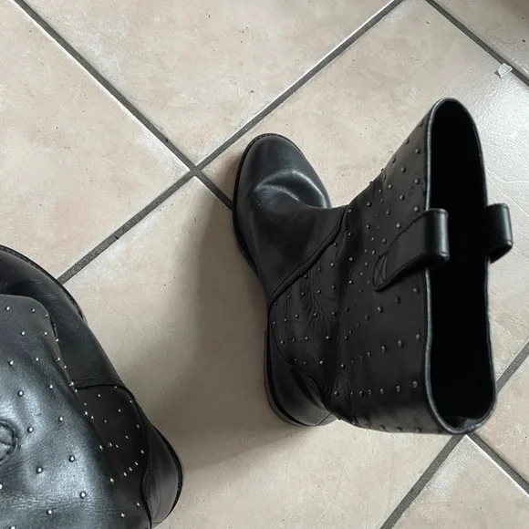 Boots - Picture 5 of 9